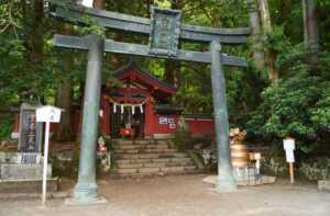 Wikipediaより：日光二荒山神社　中宮祠 登拝口鳥居（重要文化財）　
